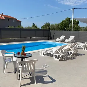 https://apartments-ukic-kastela-21216.splithotels.org